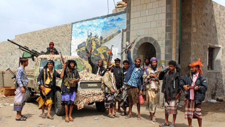 Des combattants séparatistes, devant un camp militaire dans le nord de la ville d'Aden, le 31 janvier 2018.