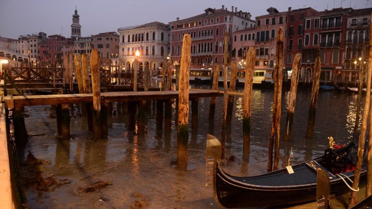 Venezia con i canali a secco 
