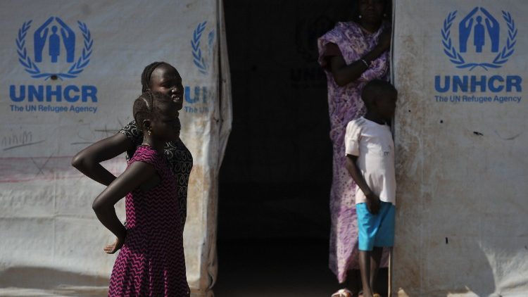 De jeunes réfugiés sud-soudanais devant une tente du HCR, dans un camp au Kenya.