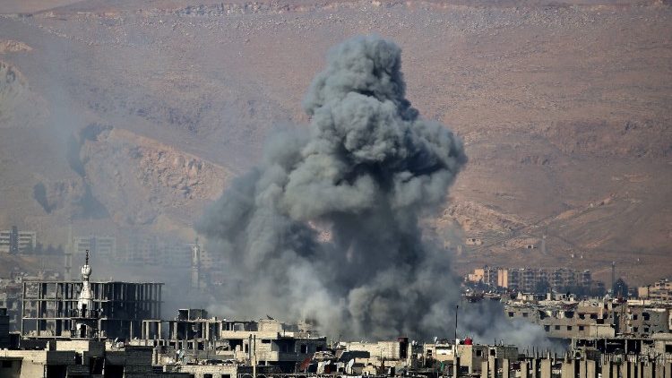 Il fumo dei bombardamenti su Damasco