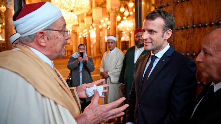 Dialog: Frankreichs Präsident Macron spricht bei einem Besuch in Tunis asm 1. Februar mit einem Islamgelehrten