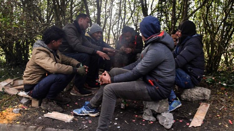 Un groupe de migrants se réchauffe autour d'un feu, à Calais, le 2 février 2018.