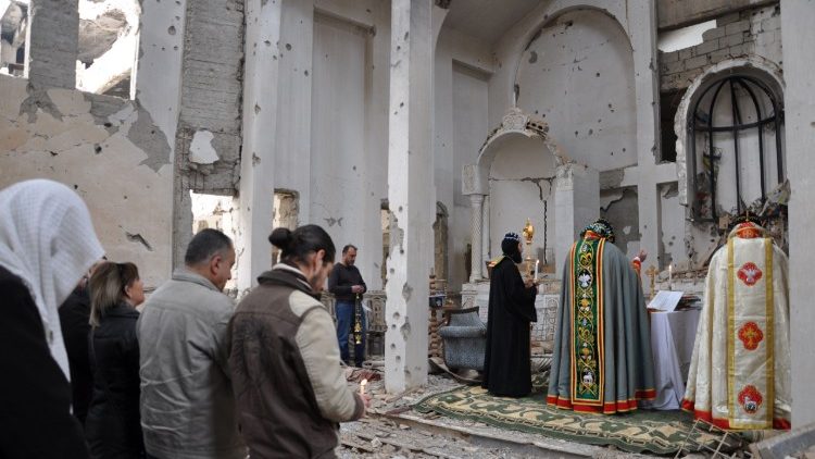Литургия в разрушена църква в Сирия