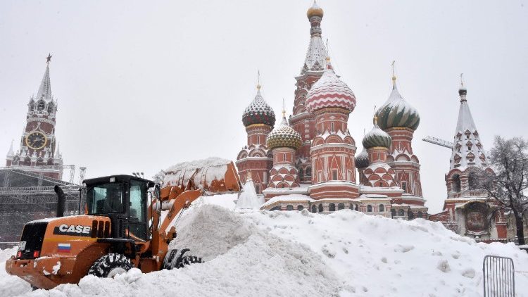Moskau, Roter Platz, Basilius-Kathedrale im Schnee