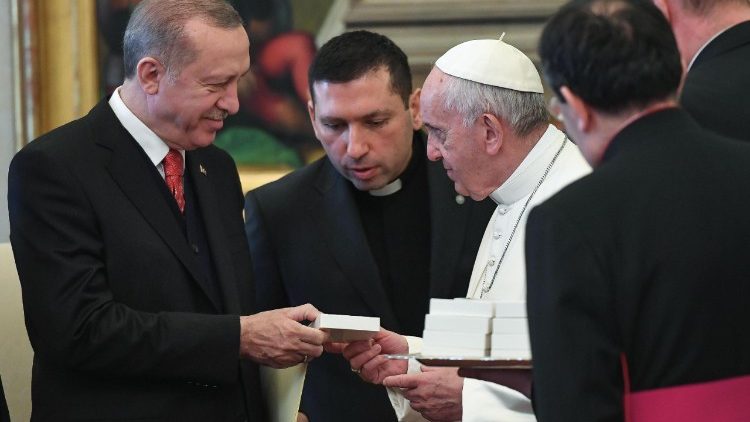 Le président turc échangeant des cadeaux avec le Pape François, le 5 février 2018.