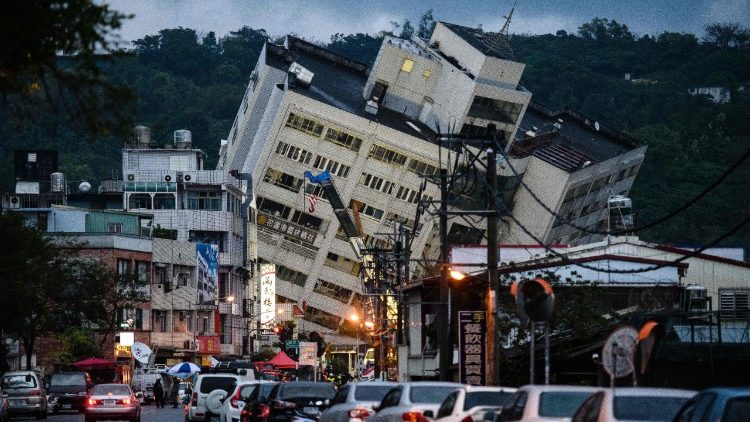 Edifici distrutti dal terremoto a Taiwan