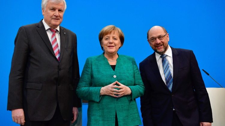 I protagonisti della Grande Coalizione: Horst Seehofer, Angela Merkel e Martin Schulz