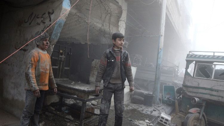 Kinder nach einem Bombenangriff in Saqba in Ost-Ghouta am 8. Februar