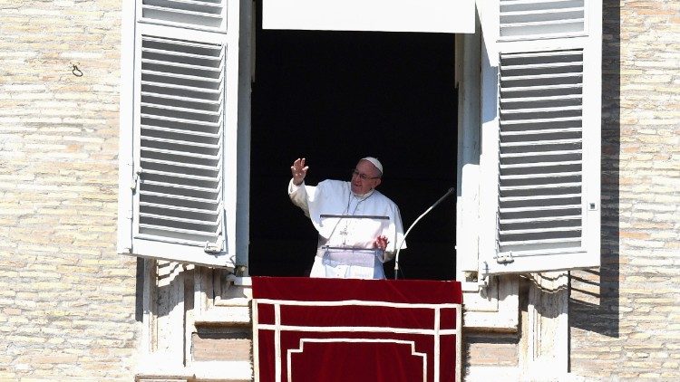 Pope greets pilgrims gathered in St Peter's Square