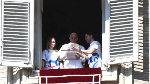 Pope Francis registers for World Youth Day in Panama 2019