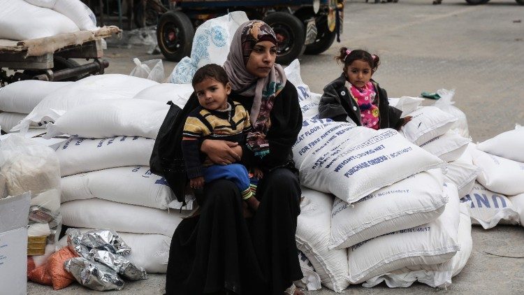 Une femme palestienienne recevant l'aide alimentaire de l'ONU dans la bande de Gaza, le 11 février 2018.