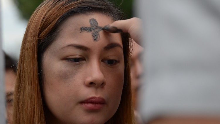 Philippinische Gläubige bekommt das Aschekreuz auf die Stirn
