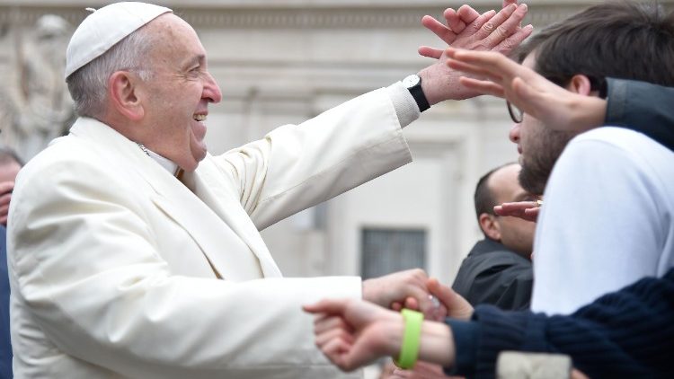 Papa Francesco saluta i fedeli in piazza san Pietro per l'Udienza generale