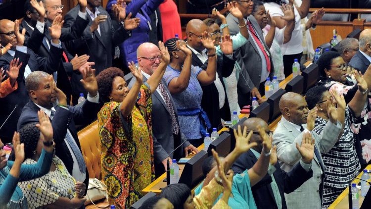 Des députés sud-africains chantant lors de l'élection du nouveau président, Cyril Ramaphosa, le 15 février 2018.