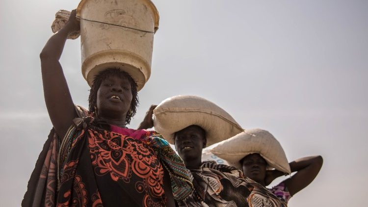 Donne sud sudanesi ad una distribuzione di aiuti alimentari
