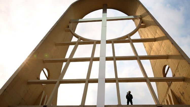 Soldado protege templo cristão em Bagdá