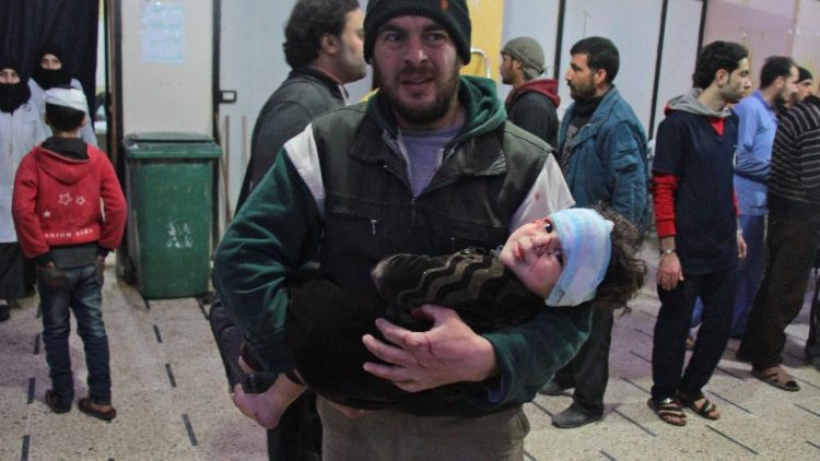 Ein Vater bringt sein verwundetes Kind in ein improvisiertes Krankenhaus in der Rebellengegend Ost-Ghouta