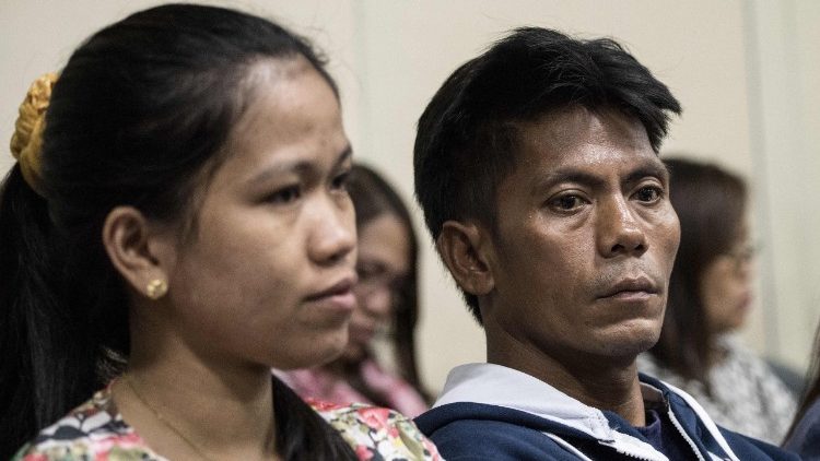 Angehörige einer toten philippinischen Gastarbeiterin in Nahost bei einer Anhörung im Senat von Manila 2018