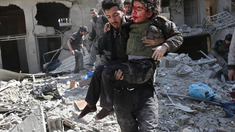 Bambini vittime dei bombardamenti dell'aviazione siriana