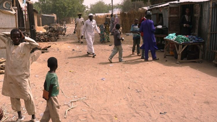 Les habitants de Dapchi au Nigeria où règne la stupeur après l'enlèvement par Boko Haram d'une centaine de jeunes filles, le 19 février 2018.