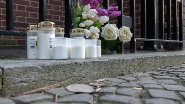 Blumen und Kerzen vor dem Pfarrhaus erinnern an den ermordeten Priester