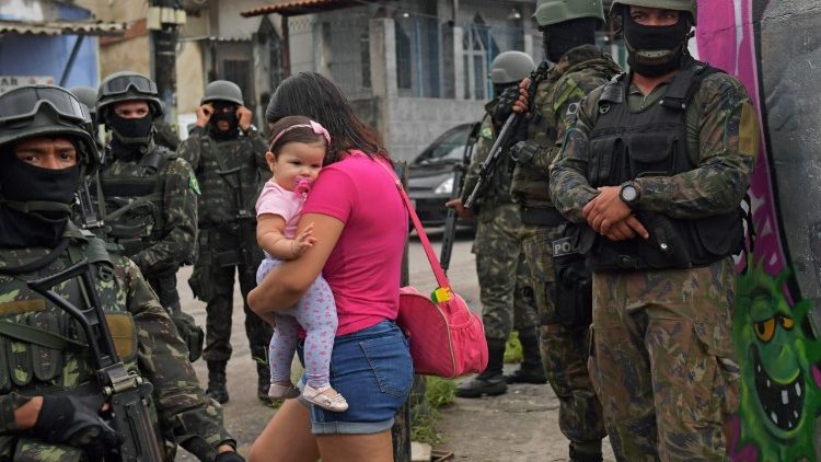 Forze di sicurezza in una favelas a Rio de Janeiro