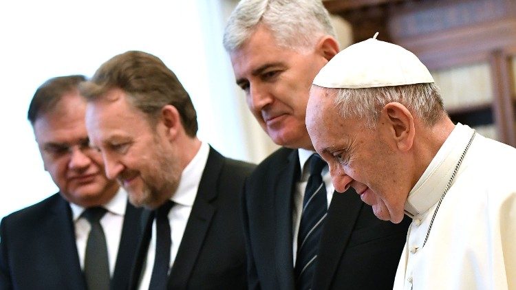 Le Pape avec les trois membres de la présidence bosnienne.