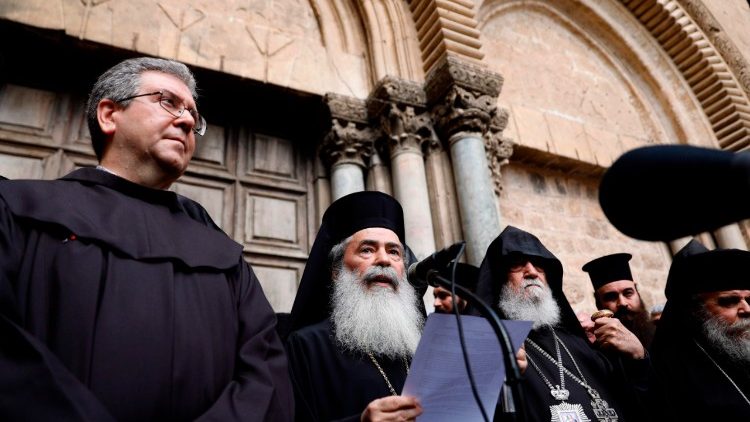 Jeruzsálemi keresztény egyházi vezetők a Szent Sír bazilika előtt