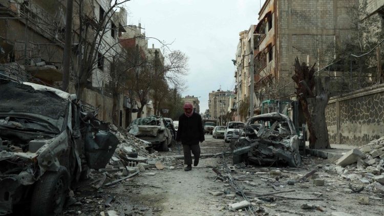 Una strada di Douma nel Ghouta, distrutta dai raid aerei