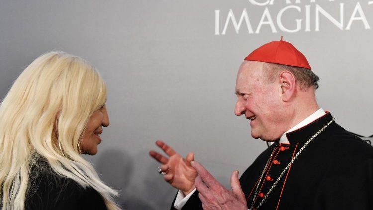 Designerin Donatella Versace im Gespräch mit Kardinal Gianfranco Ravasi