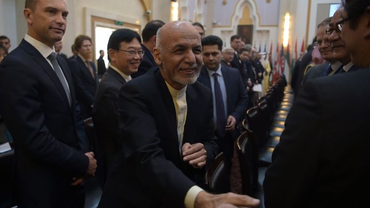 Le président Ashraf Ghani saluant des participants au sommet de Kaboul, le 28 février 2018.