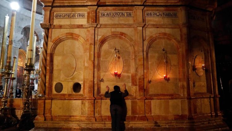 Fiel em oração na parte externa da Edícula dentro da Basílica do Santo Sepulcro