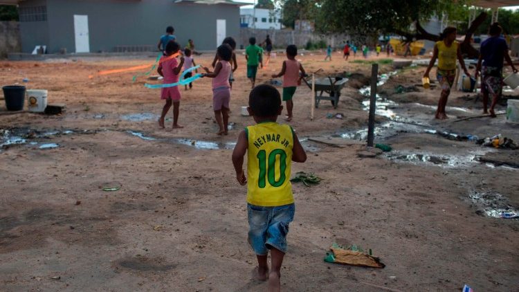 Crianças venezuelanas brincam em Boa Vista, Roraima