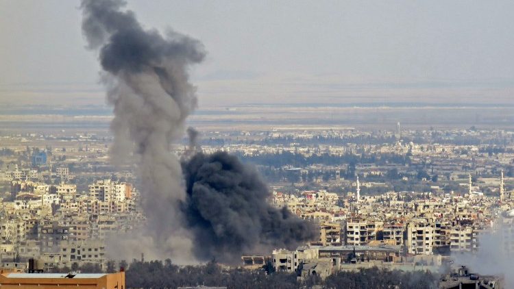 Bombardamenti nella periferia di Damasco