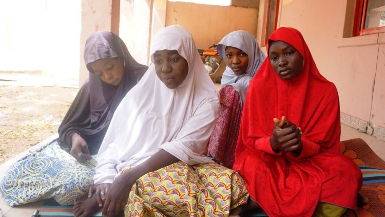 Diese Schülerinnen aus Dapchi konnten der Entführung durch Boko Haram entkommen - viele ihre Mitschülerinnen sind verschollen.