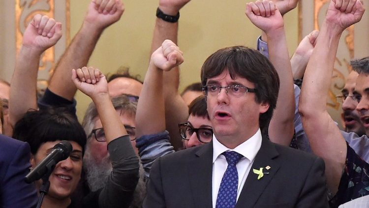Malgré le retrait de sa candidature, Carles Puigdemont se dit décidé à faire vivre la flamme de la «République catalane».