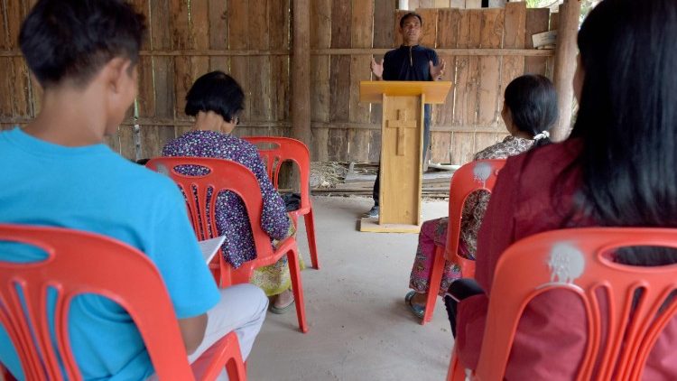 Il catechista in una piccola chiesa cambogiana