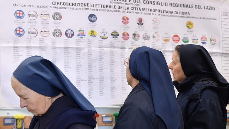 Ordensfrauen im Wahllokal in Rom