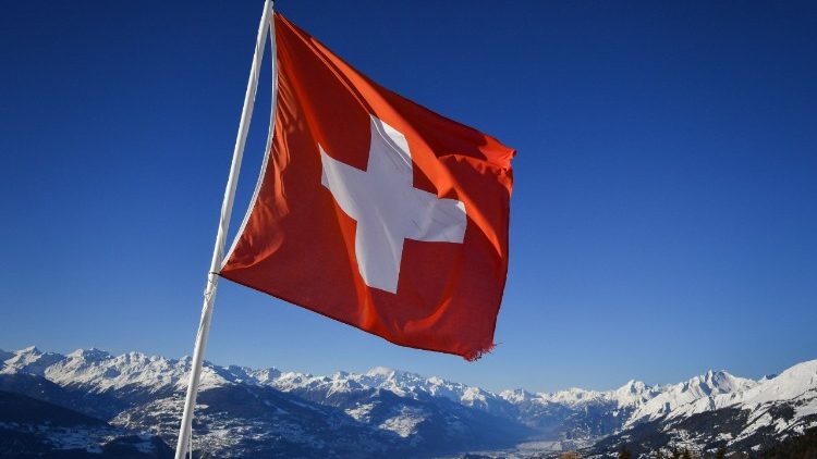 Un drapeau suisse au dessus de Crans-Montana, le 4 mars 2018.