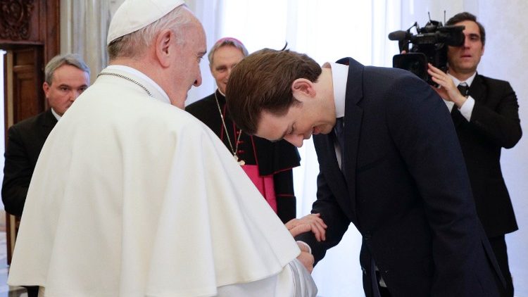 Sebastian Kurz saúda o Papa Francisco no Palácio Apostólico