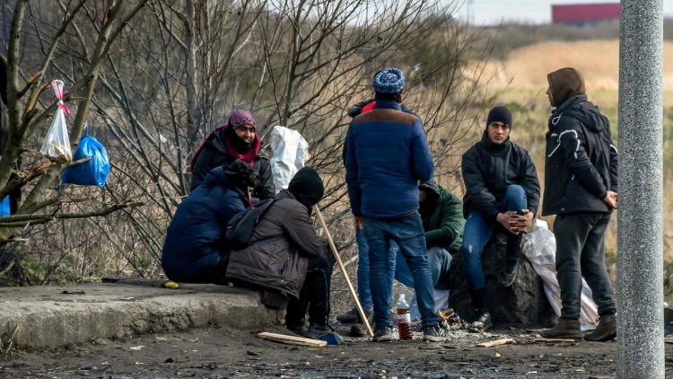Migrantes na área ferroviária de Calais, França