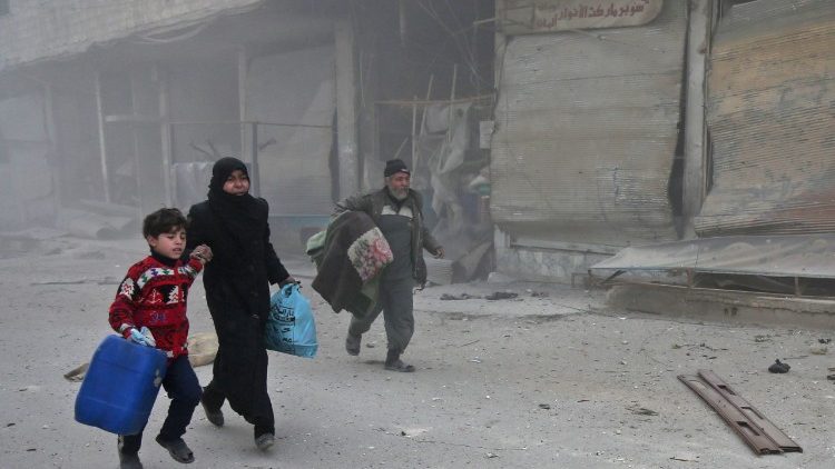 Civis fogem dos combates em Ghouta