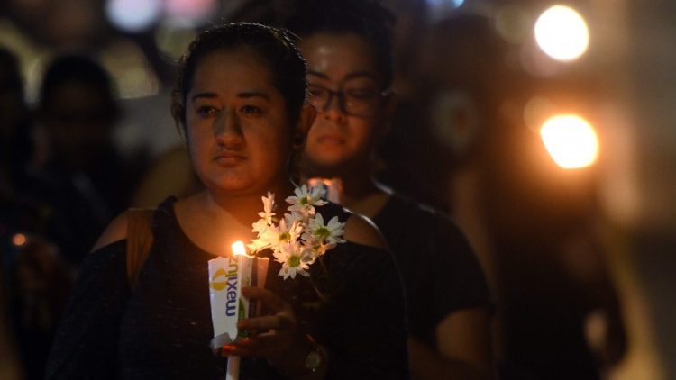 Au Salvador, des femmes lors d'une commémoration en l'hommage d'une femme assassinée, le 8 mars 2018.