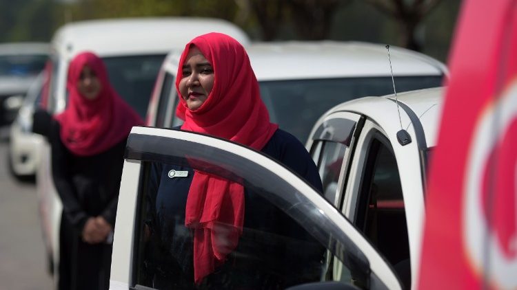 Pakistanische Frauen haben das Recht, Auto zu fahren - so gibt es die "pink Taxis", eine Taxi-Gesellschaft von und für Frauen.