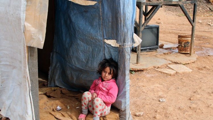 Menina síria em campo de refugiados no Vale de Bekaa