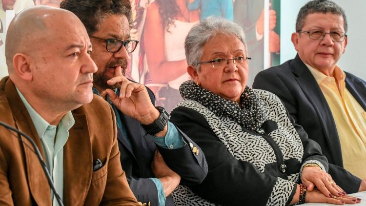 Les différents candidats du parti des FARC aux législatives du 11 mars 2018, en conférence de presse le 8 mars 2018 à Bogota.