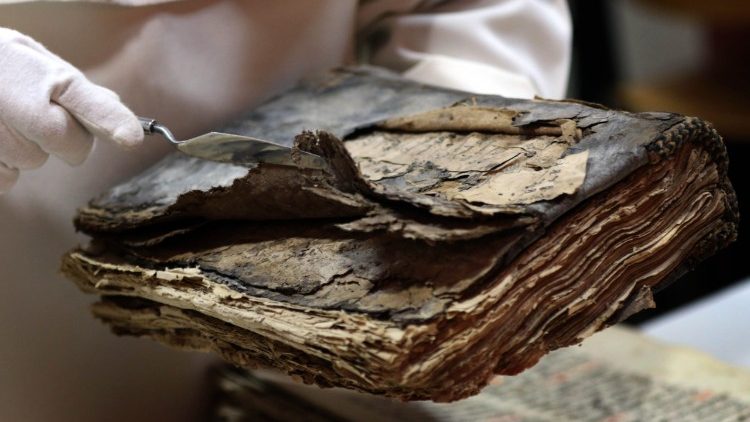 Einige der hunderte Jahre alten Buchmanuskripte konnten vor den Terroristen geschützt werden