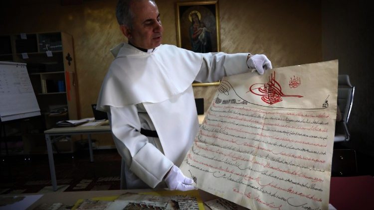 Sacerdote dominicano Najeeb Michaeel mostra documento salvo do Isis 