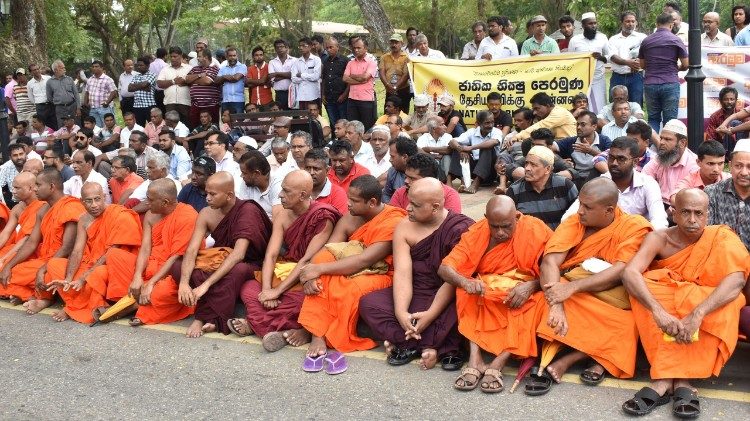Sri Lanka - buddyjscy mnisi protestują przeciwko przemocy ze strony niektórych wspólnot buddyjskich wobec przedstawicieli innych religii 