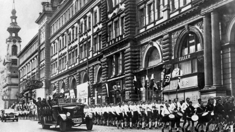 Nazi-Aufmarsch in Wien nach dem sogenannten Anschluss Österreichs an Hitler-Deutschland
